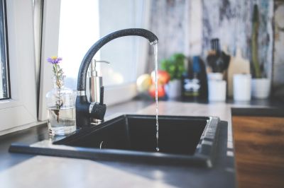 filling sink with water